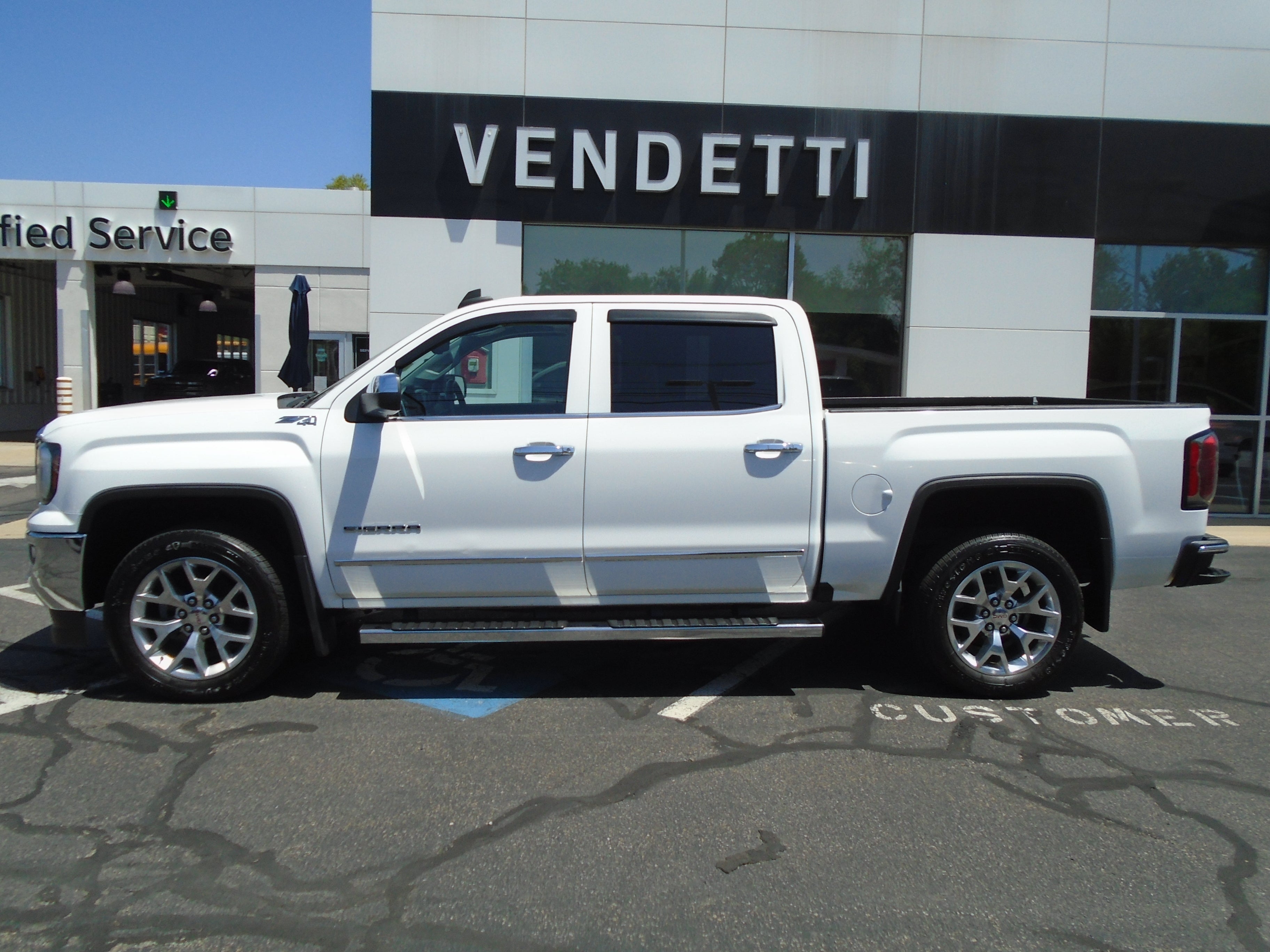2017 GMC Sierra 1500 Crew Cab Short Box 4-Wheel Drive SLT